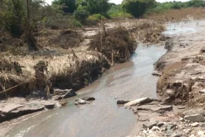 Inquinamento in aumento nel fiume Kafue dello Zambia legato all’estrazione mineraria solleva allarme.