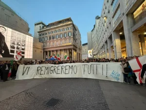 Tensioni a Milano alla manifestazione del centrodestra, schermaglie e urla per lo striscione “Vi remigreremo tutti”