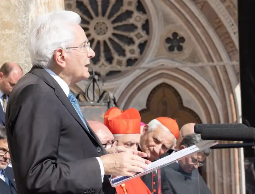 Mattarella ad Assisi: “San Francesco ci insegna che la colpa più grande è uccidere in nome di Dio” / Video