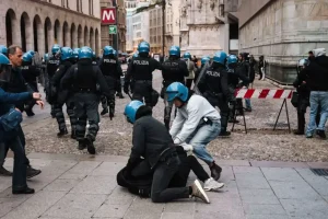 Disordini in centro a Milano: 32 arresti e 28 denunce, 271 giovani accompagnati in Questura