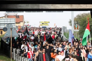 Manifestazioni in tutta Italia per lo sciopero generale. A Roma lanci di oggetti contro la Polizia, tensioni a Torino / Foto e Video