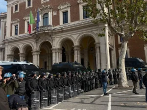 Sciopero generale, al Colosseo e a Ponte Sisto tensione e lanci di oggetti contro la Polizia / Video