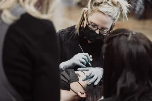 Corso di specializzazione in microblading: scopri cosa imparerai in questo programma dedicato alla tecnica delle sopracciglia.
Titolo: “Corso di Microblading: Cosa Imparare in Questo Specializzazione”