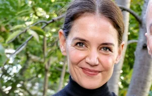 Katie Holmes rocks leather skirt and white pumps for statement fall look