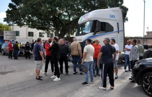 Il comitato dei trasportatori siciliani allenta il fermo in Sicilia, da lunedì via libera alle consegne di ortofrutta