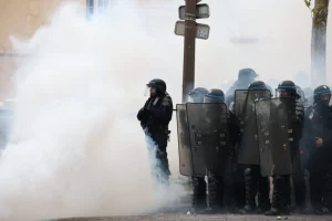 Studenti in piazza in Francia, nuovi scontri con la polizia a Parigi