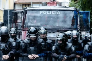 Albania, violente proteste a Tirana: sassi e molotov contro la polizia