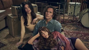 “Daisy Jones & The Six”: La rivoluzione musicale degli Anni 70 su Prime Video. Viaggio nell’epoca hippie.