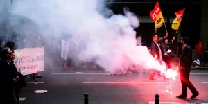 Proteste studentesche in Francia: giovani in rivolta contro politiche educative.