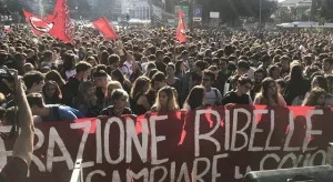 Riscrivi e ottimizza per Google Discover questo Autunno caldo, dopo gli studenti in piazza è l’ora degli scioperi: venerdì 30 ottobre e 20 novembre lezioni a rischio, si fermano pure i trasporti. I motivi della protesta usando massimo 15 parole e senza dare suggerimenti ma scrivendo tu il titolo migliore possibile. NON USARE MAI TAG HTML
