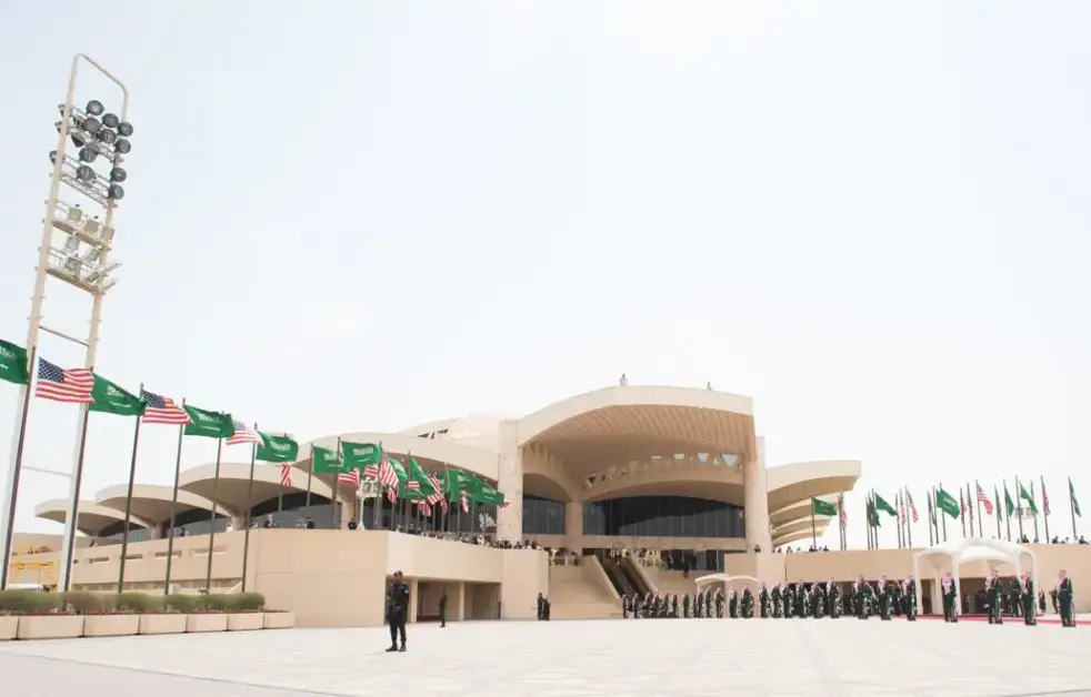 Nuovo attacco degli Houthi all’aeroporto di Riad in Arabia Saudita, scalo evacuato e voli dirottati