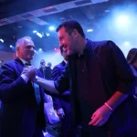 Al via a Milano il congresso straordinario della Lega, stretta di mano tra i due sfidanti Salvini e Garavaglia