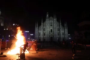 Guerriglia a Milano, feriti e 50 fermi. Meloni: “Manifestare è un diritto, mettere a ferro e fuoco le città no” / Foto e Video