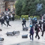 Ok del Cdm al decreto cortei, Meloni “Nasce il reato di partecipazione violenta a una manifestazione”. Fermo preventivo anche per i minori / Video