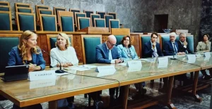 Intelligenza artificiale sul banco degli imputati, a Bari “Il processo” tra rischi e opportunità