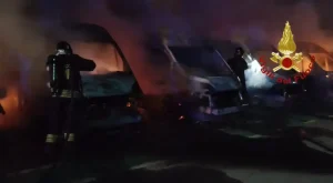 Incendio all’interno del deposito di un’azienda a Elmas, 11 furgoni distrutti