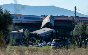 Scontro tra due treni ad alta velocità in Spagna, almeno 39 morti e centinaia di feriti / Foto