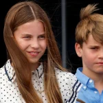 I disordinati risvegli della Principessa Charlotte e del piccolo Louis: una sorpresa per due familiari.
Titolo: “Le mattine disordinate di Charlotte e Louis: uno spavento per due familiari”