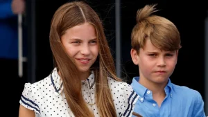 I disordinati risvegli della Principessa Charlotte e del piccolo Louis: una sorpresa per due familiari.
Titolo: “Le mattine disordinate di Charlotte e Louis: uno spavento per due familiari”