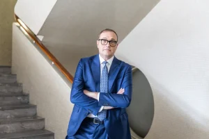 Tommaso Cerno riparte su Rai 2 con “2 di picche”: più cronaca e ospiti in diretta