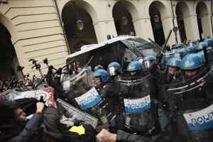 Scontri al corteo di Torino, identificate 413 persone: 25 denunce e 2 arresti