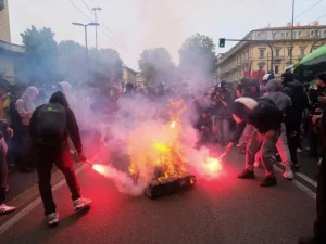 Studenti in piazza, a Milano in migliaia al corteo “Nessuno è straniero”. Momenti di tensione a Torino