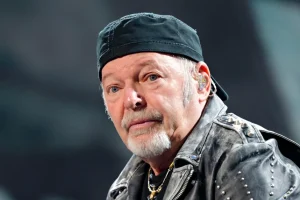 Vasco Rossi cade in bici, legamenti spalla rotti: “Dolore intenso, quasi da svenire”