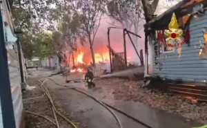 Vasto incendio in un camping a Peschiera del Garda, ci sono dei feriti / Video