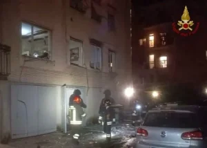 Esplosione in un condominio a Bergamo: crolla un solaio, ci sono feriti