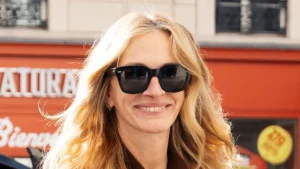 Julia Roberts’ chic jeans and blazer combo for the perfect fall look.