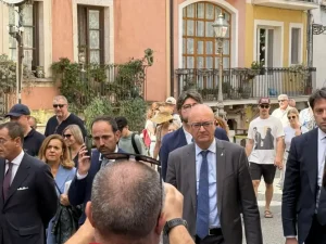 Valditara ai giovani “I problemi non si risolvono sfasciando tutto, ma con il dialogo”