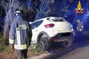 Arzachena, auto esce di strada e rimane incastrata nel guardrail: un ferito