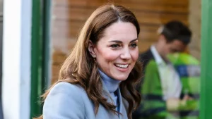 Il maglioncino blu di Kate Middleton perfetto con il denim scuro per un look rilassante.
