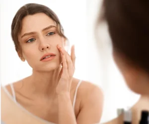Trucco dopo i 40 e i 50 anni: gli errori che induriscono il viso e come evitarli