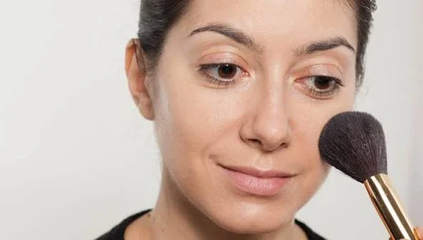 Come nasce una cipria: i segreti di uno dei cosmetici più amati dalle donne