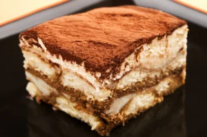 Tiramisù cremoso con un tocco di perfezione per soddisfare anche i palati più esigenti.