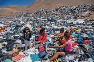 Fast fashion, il costo ambientale dei vestiti: acqua, tinture e microfibre sotto accusa