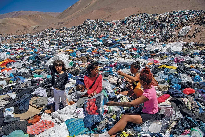 Fast fashion, il costo ambientale dei vestiti: acqua, tinture e microfibre sotto accusa
