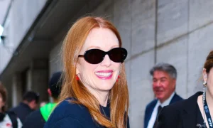 Julianne Moore showcases how black and navy can be a chic fashion combination.