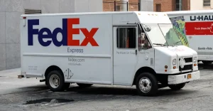 Furto da oltre 3,000 di carte Pokémon e sportive da Fedex: colpo di valore rubate.