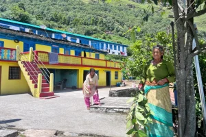 Donne in India affrontano l’onere delle grandi incendi rurali: impatto devastante sulle comunità locali.