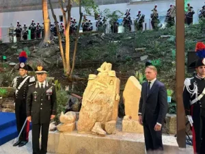 Monumento ai forestali d’Italia inaugurato al MASAF di Roma: un simbolo di sacrificio e dedizione.