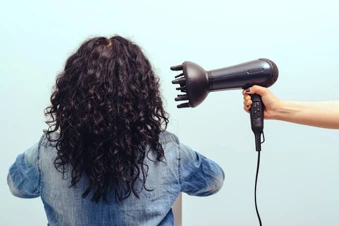 L’importanza del phon per la salute dei capelli: come usarlo senza danneggiarli