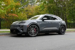 Il Porsche Macan Turbo elettrico: un’auto che suscita una crisi esistenziale nell’automobilismo.