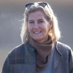 Autunno con stile: Duchess Sophie abbina jeans bianchi a giacca a quadri per look unico.