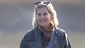 Autunno con stile: Duchess Sophie abbina jeans bianchi a giacca a quadri per look unico.