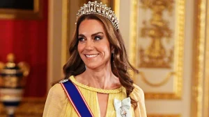 Il nuovo abito di Kate Middleton al banchetto di Stato dell’Oman: un potente messaggio a Meghan e Harry.