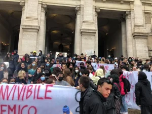 Studenti protestano al Ministero: la scuola celebra le differenze come ricchezza.