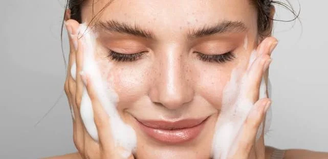 Skinimalism, la bellezza senza eccessi: perché sempre più donne stanno riducendo i prodotti nella skincare