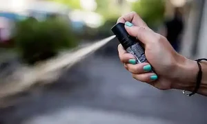 Docente intossicata da spray al peperoncino in scuola serale a Lecco: indagini in corso.